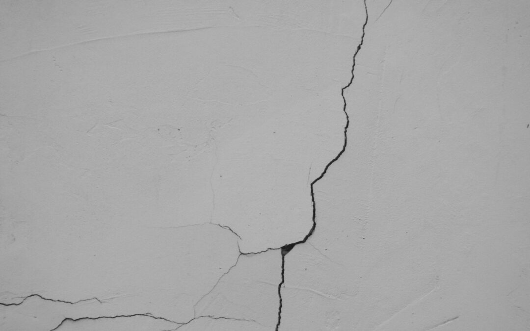 Cracked Drywall in Florida: Cosmetic Crack or Foundation Warning?