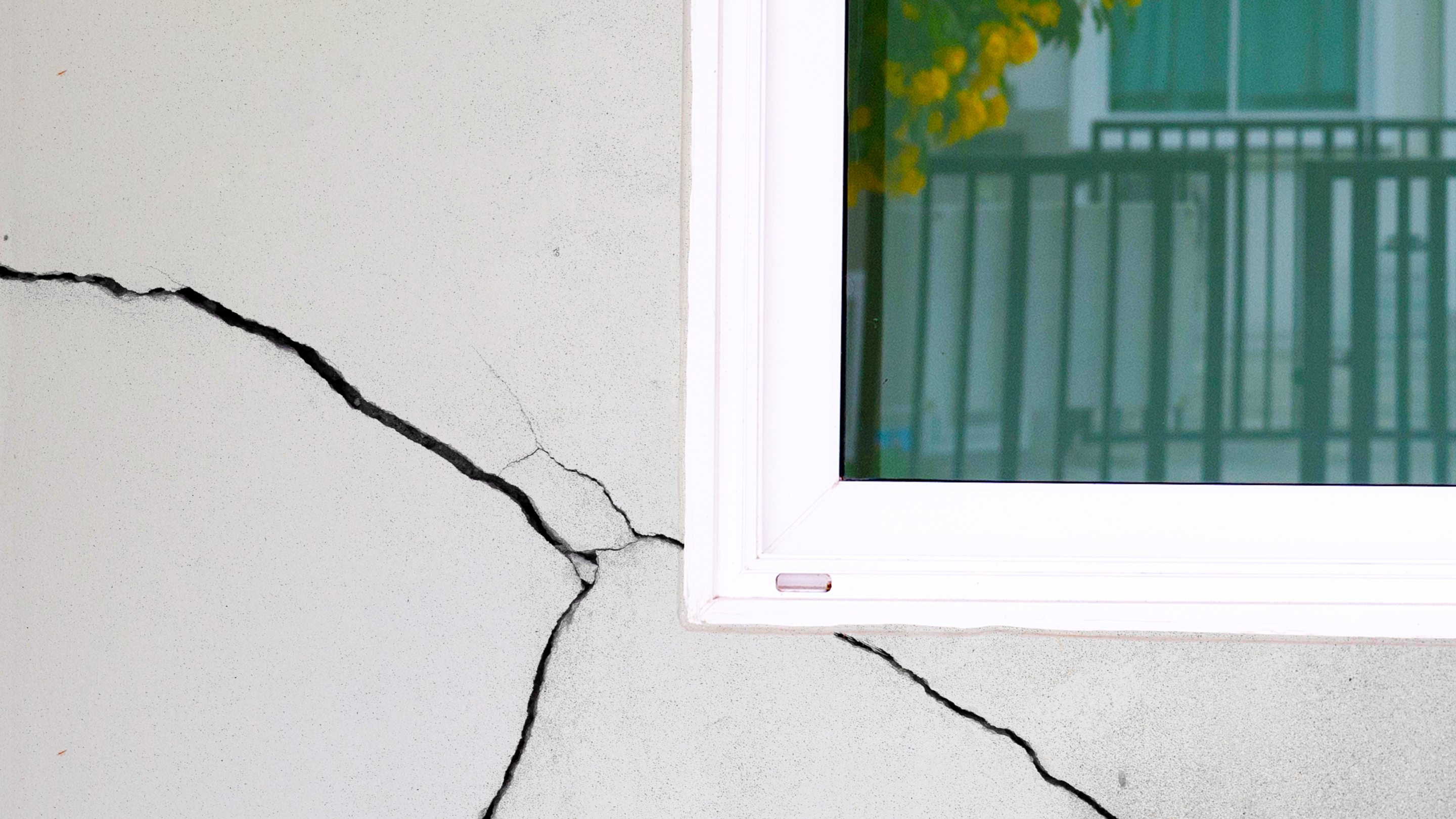 stucco crack and structural crack